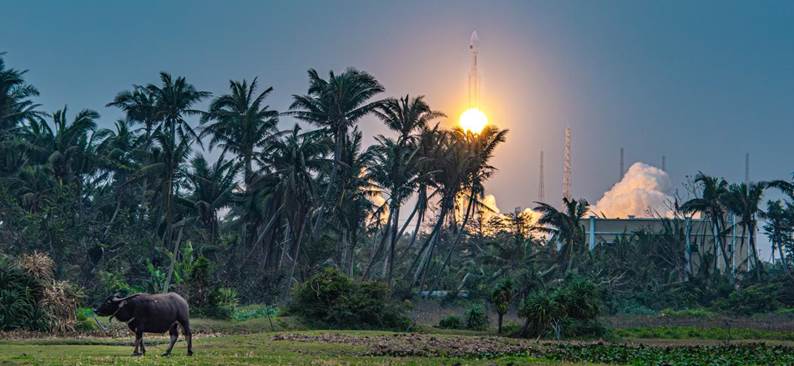 风摧未熄,野壤托光