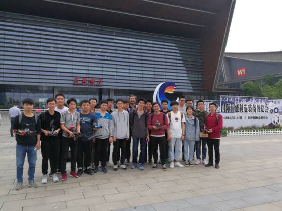 IMG_20190509_160441禁漫岛
智能车团队在省赛合影留念.jpg